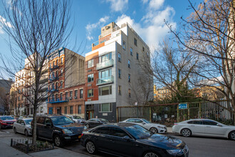 331 E Eighth St in New York, NY - Foto de edificio - Building Photo