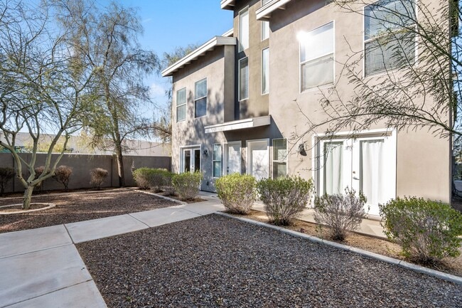 property at 1205 W Roosevelt St