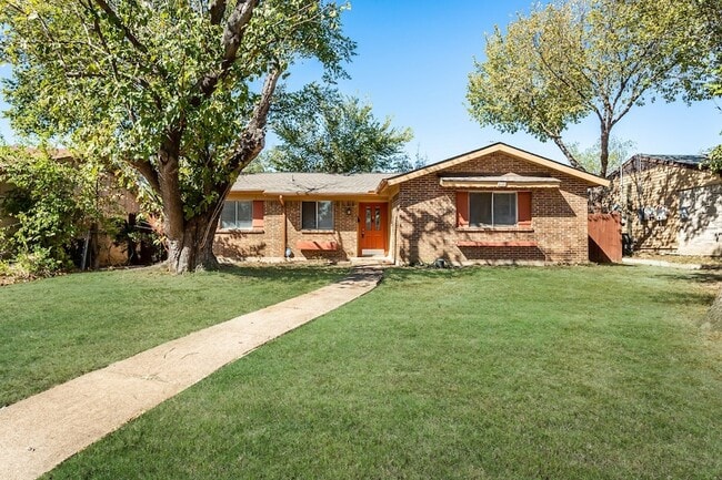 2121 Travis Dr in Carrollton, TX - Foto de edificio - Building Photo