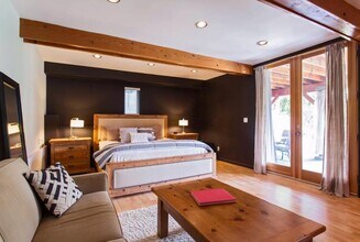 966 Manzanita St, Unit Furnished-apartment in Los Angeles, CA - Foto de edificio - Building Photo