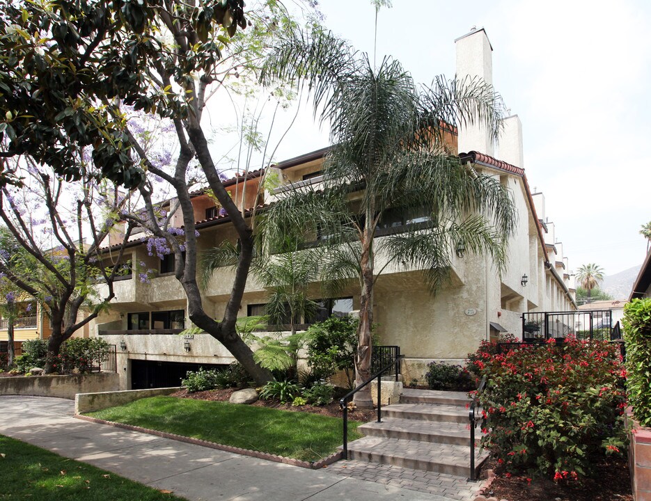 Condominiums in Glendale, CA - Building Photo