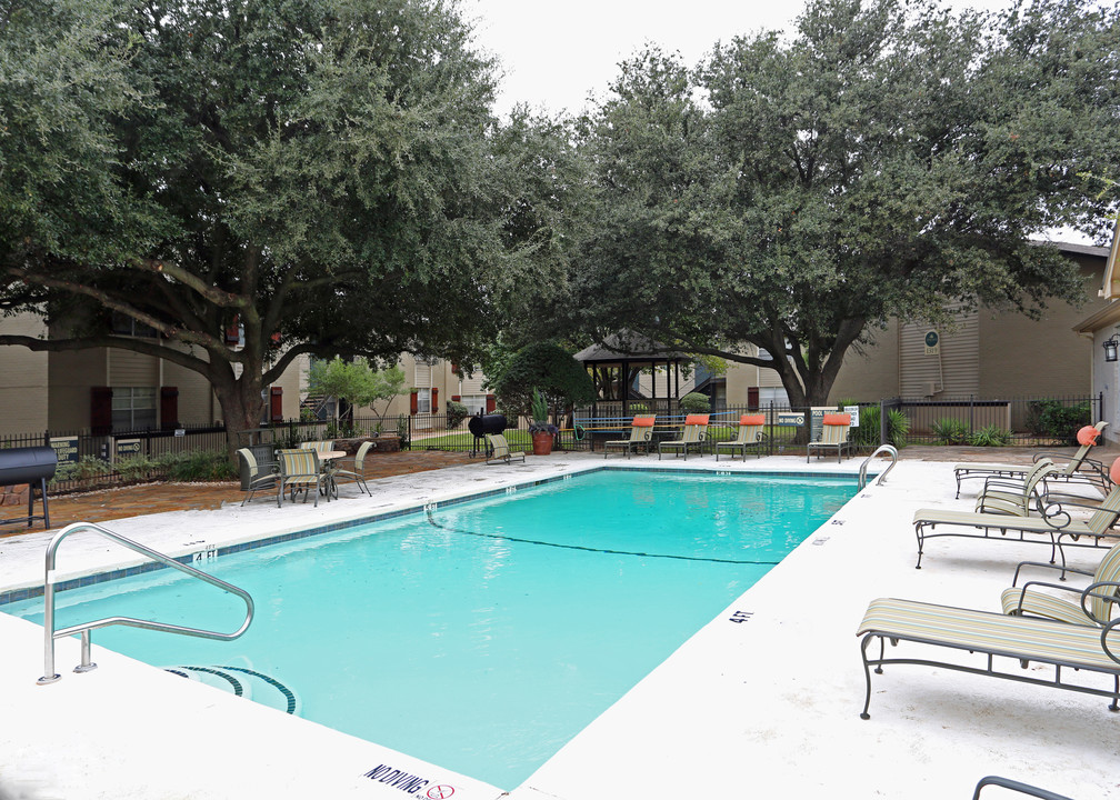 Toscana Apartments in Bedford, TX - Building Photo