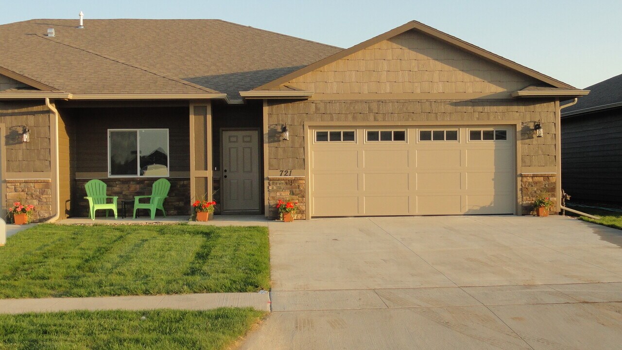 721 E 73rd St in Sioux Falls, SD - Building Photo