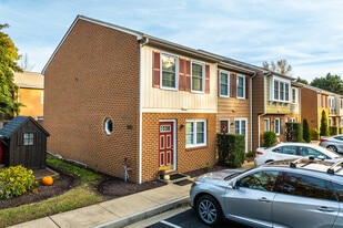 Colony Wood Townhomes in Colonial Heights, VA - Building Photo