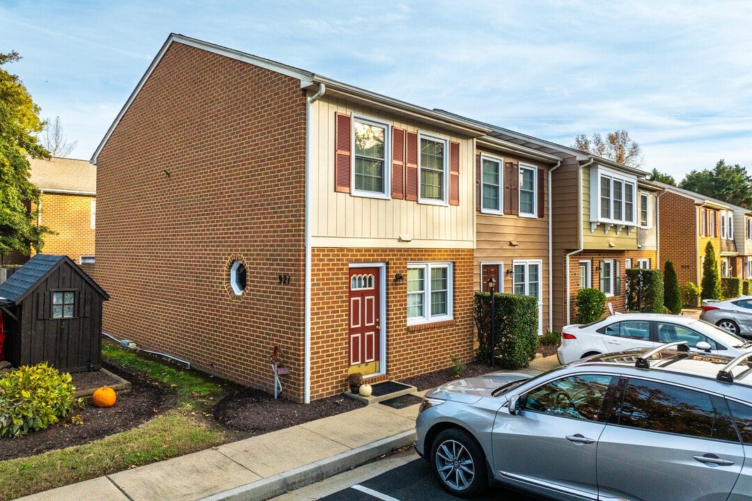 Colony Wood Townhomes in Colonial Heights, VA - Foto de edificio