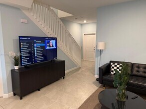 887 NE 211th St in North Miami Beach, FL - Foto de edificio - Building Photo