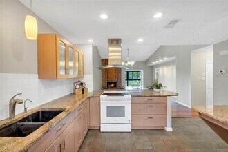 15 Escondido Cir in Altamonte Springs, FL - Building Photo - Building Photo