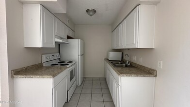 6351 N Barcelona Ct, Unit 824 in Tucson, AZ - Foto de edificio - Building Photo