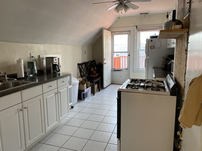 48 Raymond Ave, Unit 3 in Somerville, MA - Building Photo - Building Photo