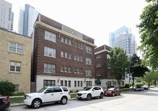 Colonial Apartments in Milwaukee, WI - Building Photo - Building Photo