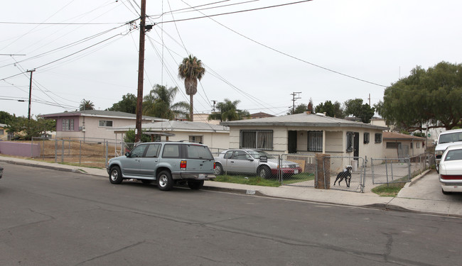 1042 Goodyear St in San Diego, CA - Foto de edificio - Building Photo