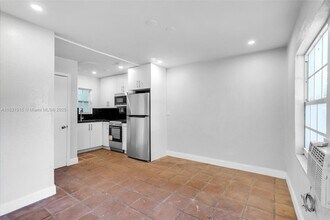 1045 NE 131st St in North Miami, FL - Foto de edificio - Building Photo