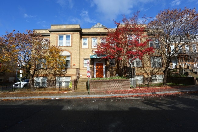 529 Lamont St NW