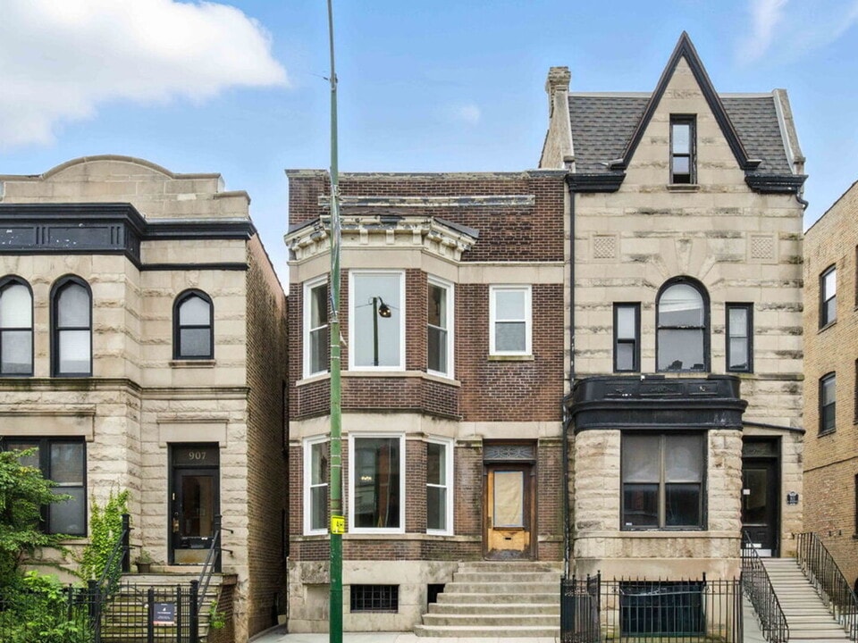 909 W Addison St in Chicago, IL - Building Photo