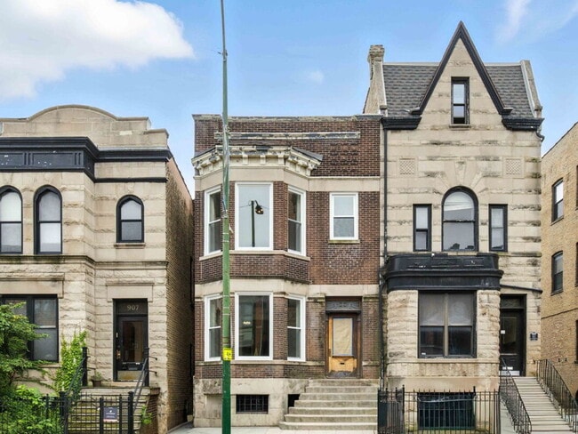 property at 909 W Addison St