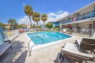 Deauville Manor Apartments in Pompano Beach, FL - Building Photo - Building Photo