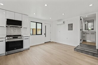 2422 Meadowvale Ave in Los Angeles, CA - Foto de edificio - Building Photo
