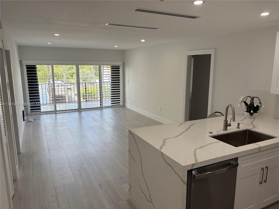 575 Crandon Blvd in Key Biscayne, FL - Building Photo