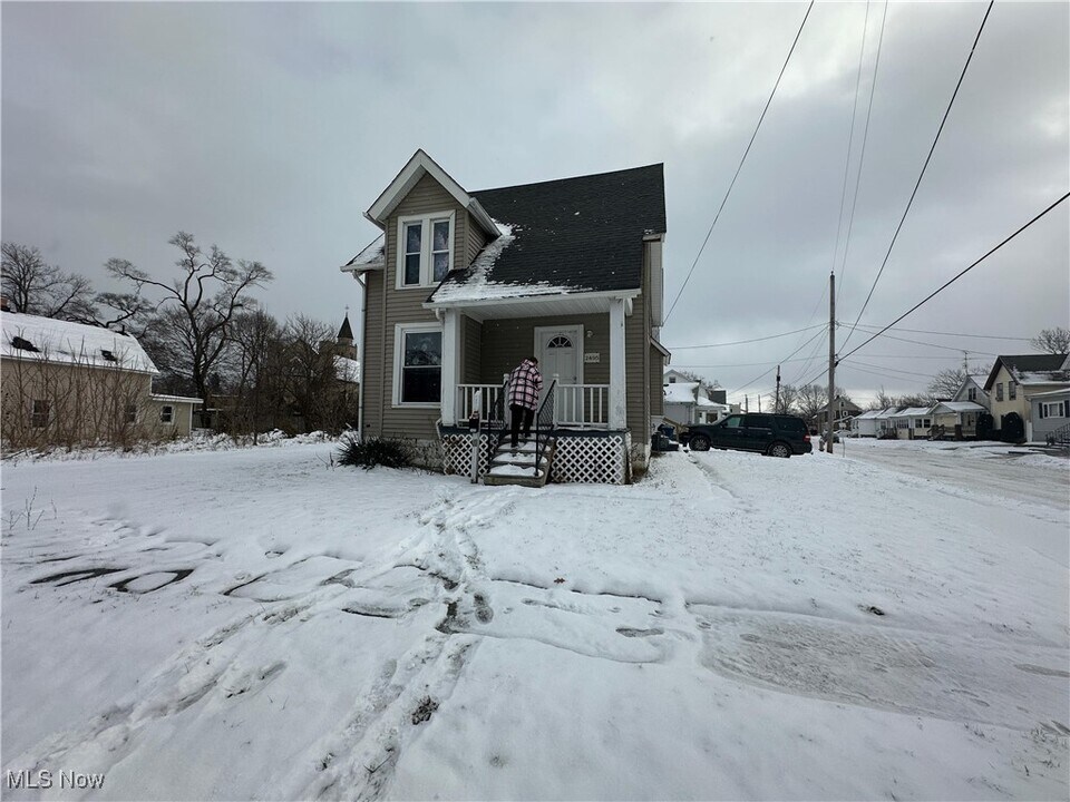 2495 Apple Ave in Lorain, OH - Building Photo