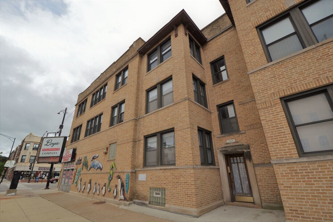 2405 W Wilson Ave in Chicago, IL - Building Photo