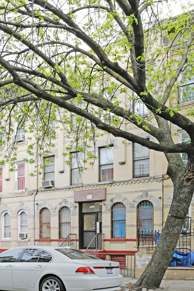 1327 Hancock St in Brooklyn, NY - Foto de edificio - Building Photo