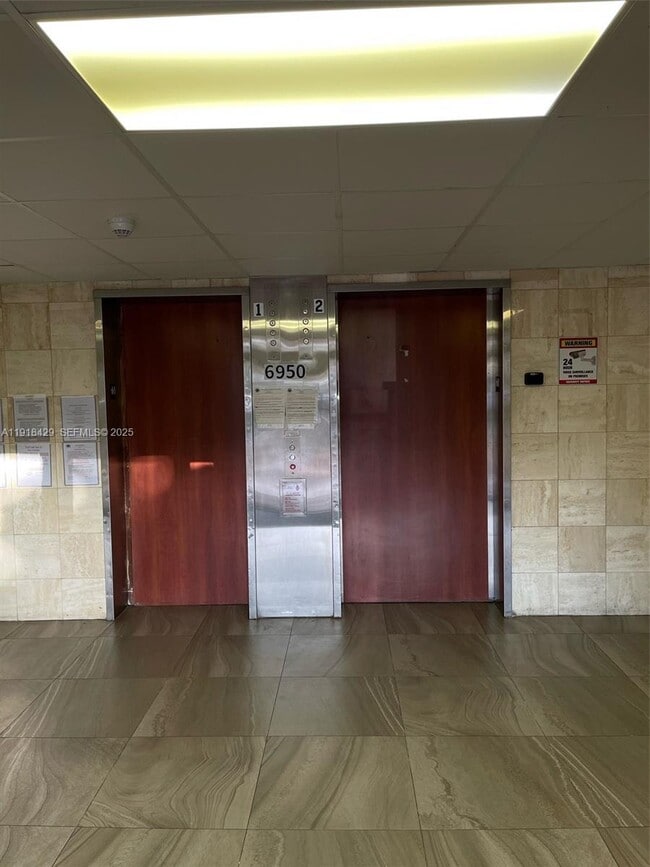6950 Miami Gardens Dr in Hialeah, FL - Foto de edificio - Building Photo