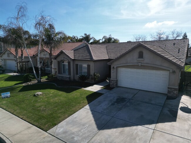 10807 Vista Bonita Dr in Bakersfield, CA - Foto de edificio - Building Photo