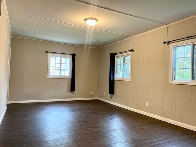 581 Valley Ave NW in Grand Rapids, MI - Building Photo - Building Photo