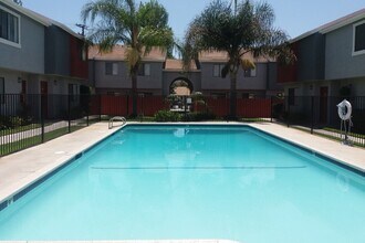 Mountain View Townhomes in Hemet, CA - Foto de edificio - Building Photo