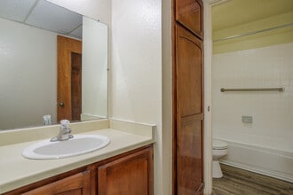 Palm Terrace Apartments in Sacramento, CA - Building Photo - Interior Photo