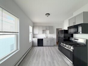 61 Webster Ave in Somerville, MA - Foto de edificio - Building Photo