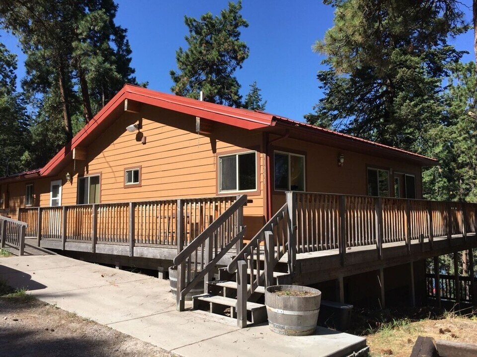 31251 Finley Point Rd in Polson, MT - Building Photo