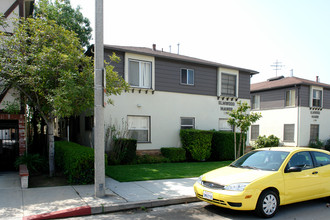 224 E Elmwood Ave in Burbank, CA - Building Photo - Building Photo