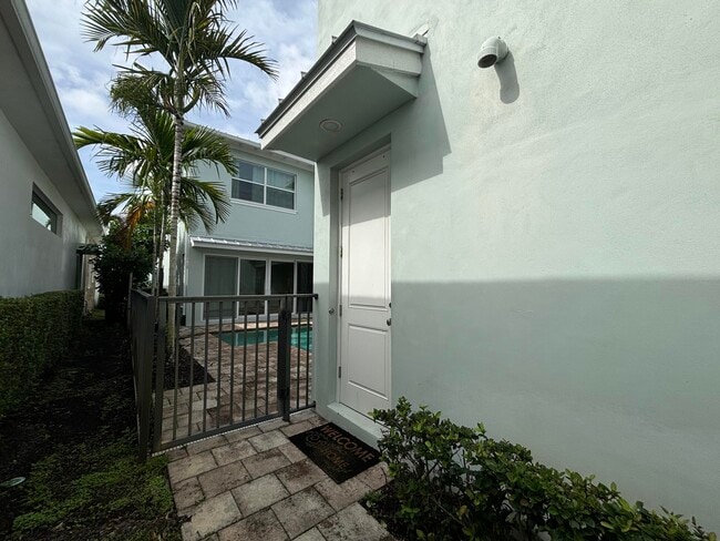 5053 Grandiflora Rd in Palm Beach Gardens, FL - Building Photo - Building Photo