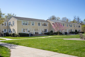 Parkwood Estates in Bellerose, NY - Foto de edificio - Building Photo