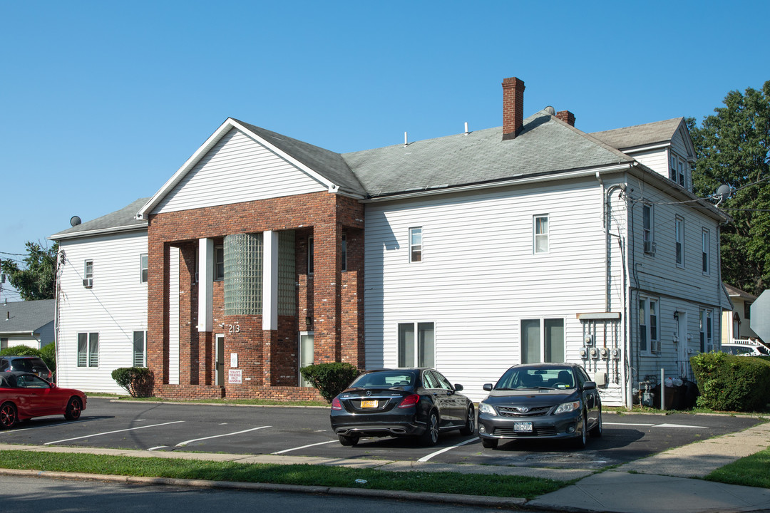 213 School St in Westbury, NY - Building Photo