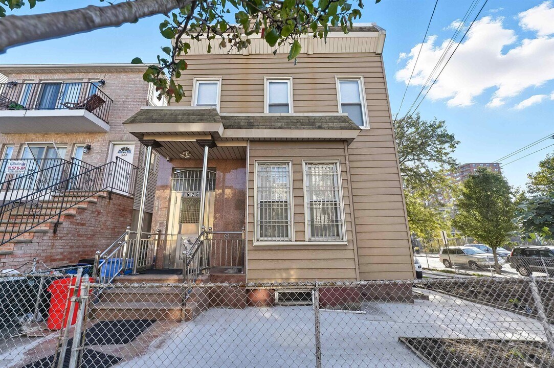525 7th St in Union City, NJ - Building Photo