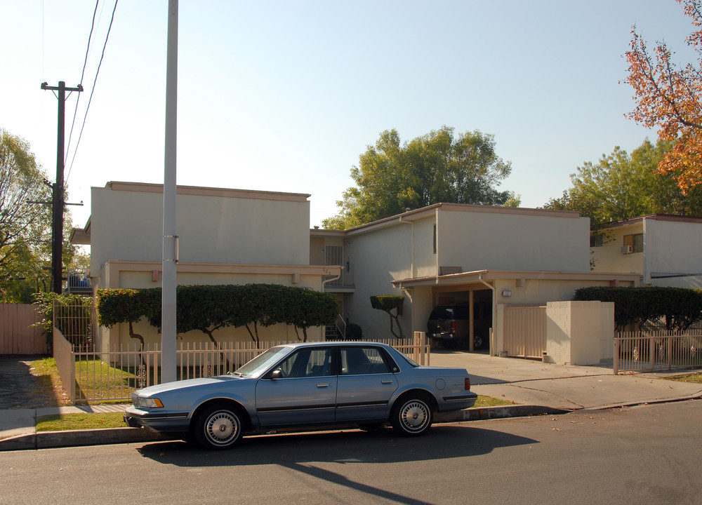 620 A-D E. 6th St in Azusa, CA - Foto de edificio