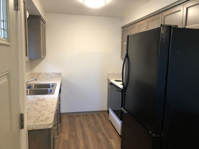 2759 W Lorraine Ave in Roseburg, OR - Building Photo - Building Photo