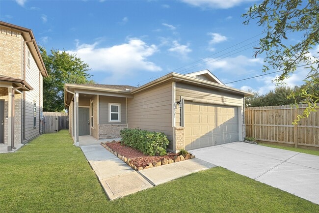 12823 Clearcroft St in Houston, TX - Building Photo - Building Photo