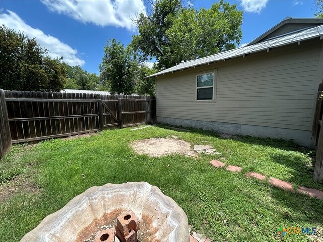 237 E Garza St in New Braunfels, TX - Building Photo - Building Photo