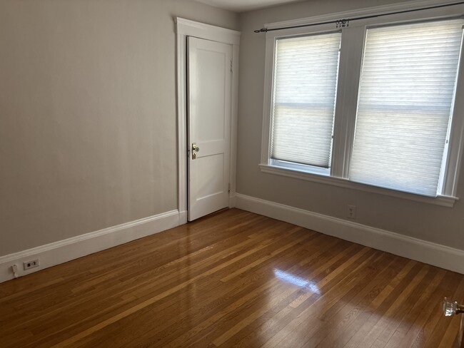 529 School St, Unit 1 in Belmont, MA - Building Photo - Building Photo