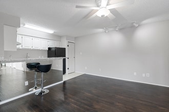 1712 Baird Farm Cir in Arlington, TX - Foto de edificio - Building Photo