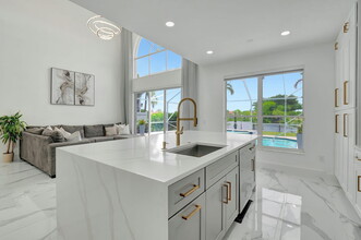 10872 Tamoron Ln in Boca Raton, FL - Building Photo - Building Photo