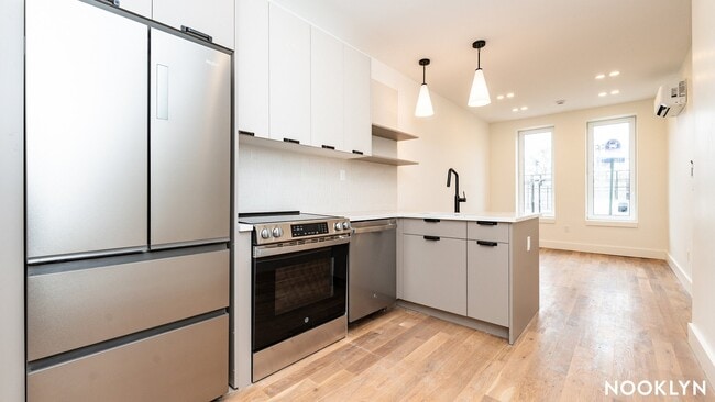 43 Kingston Ave, Unit 1a in Brooklyn, NY - Foto de edificio - Building Photo