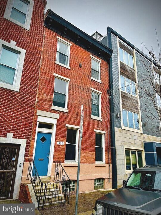 911 S 16th St in Philadelphia, PA - Building Photo