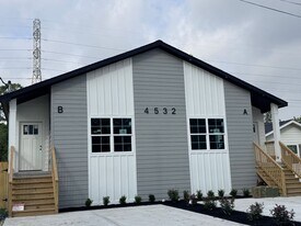 4532 Dakota St, Unit Unit A in Dickinson, TX - Building Photo