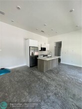 1305 N 58th Ave in Hollywood, FL - Foto de edificio - Building Photo