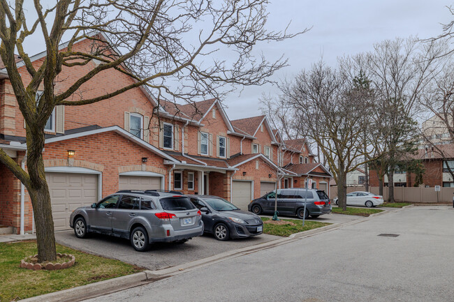 1039 Cedarglen Gate in Mississauga, ON - Building Photo - Building Photo