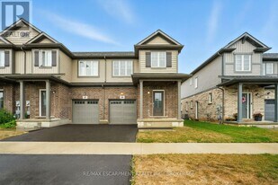 25 Saffron Way in Pelham, ON - Building Photo